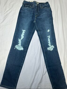 NWT Levi’s 721 High Rise Skinny Jeans Distressed Knee Medium Dark Wash